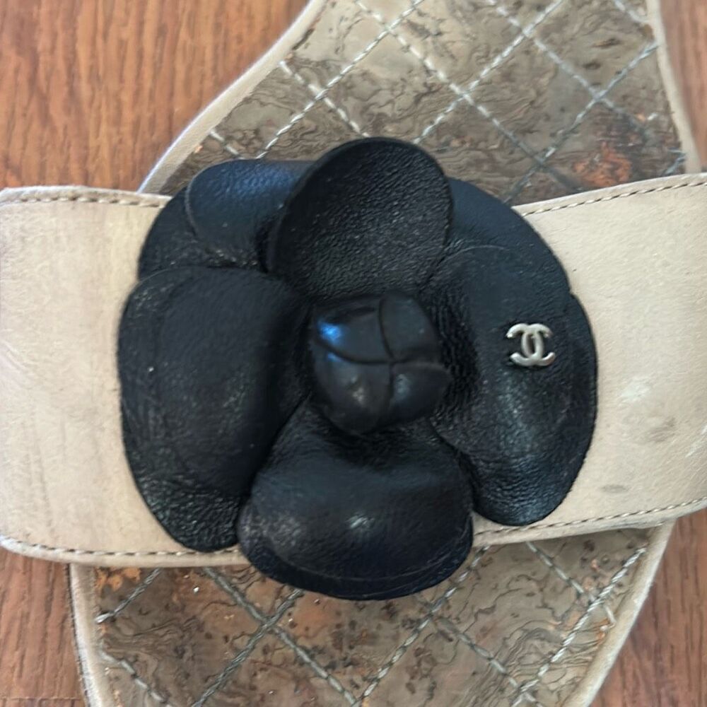 1 Chanel shoe with flower detail (left foot)
